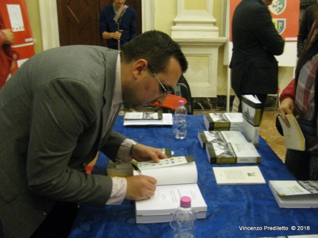 Lorenzo Spurio autografa una copia della sua opera